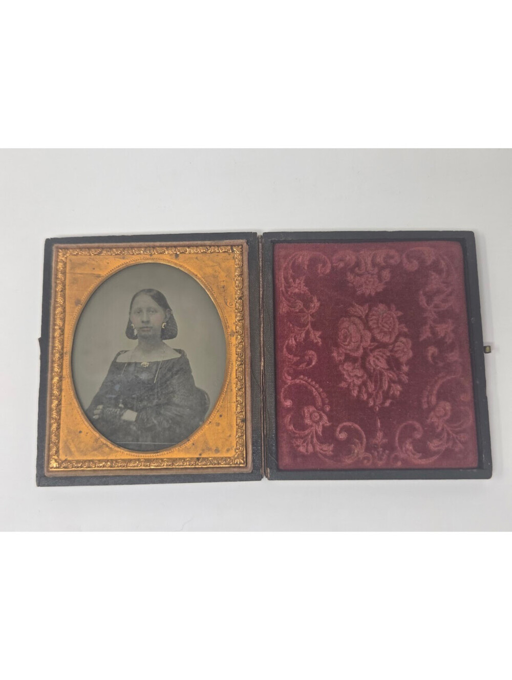 Antique Daguerreotype Union Case With Oval Portrait And Velvet Interior Lined